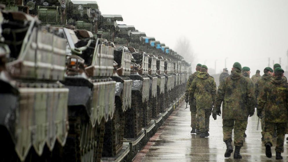 Deutsche Panzer werden für eine Übung der Nato für den Transport nach Litauen vorbereitet. 