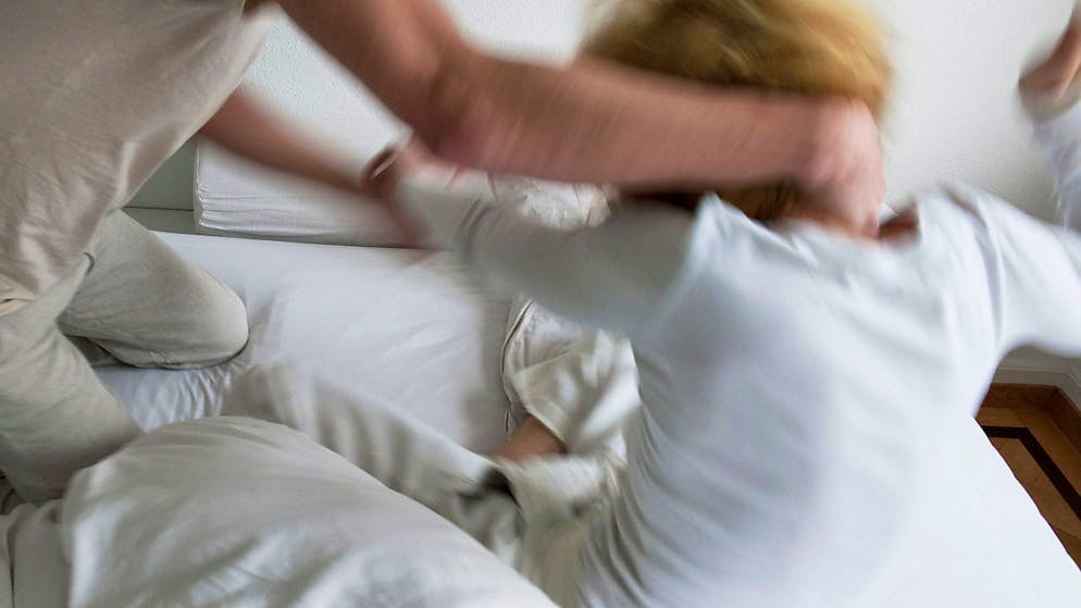 Die Stadt Bern will dafür sorgen, dass die Nachbarschaft bei häuslicher Gewalt hinschaut und hilft. (Symbolbild)