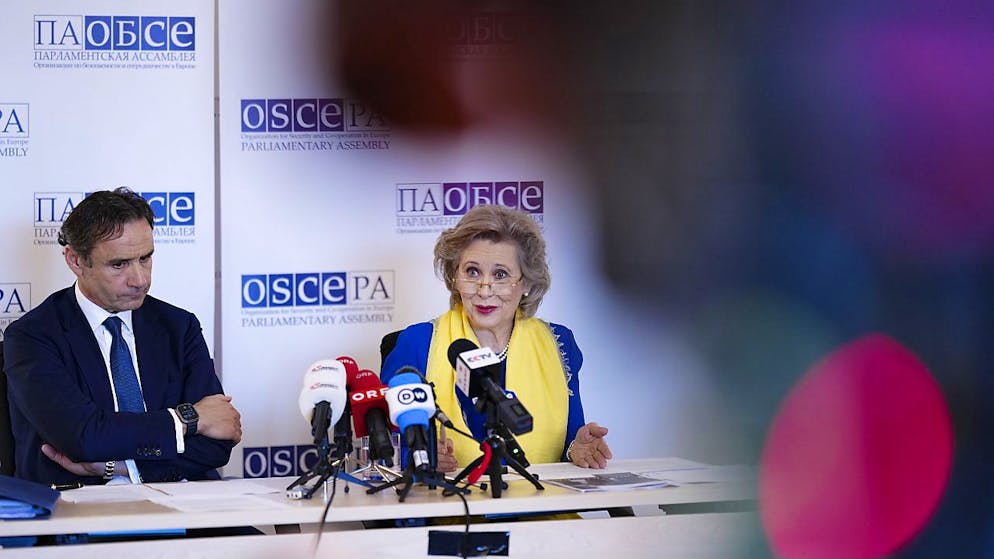 Generalsekretär der Parlamentarischen Versammlung der OSZE Roberto Montella (l) und Margareta Cederfelt, die Präsidentin der Parlamentarischen Versammlung der OSZE, nehmen an einer Pressekonferenz teil. Foto: Eva Manhart/APA/dpa