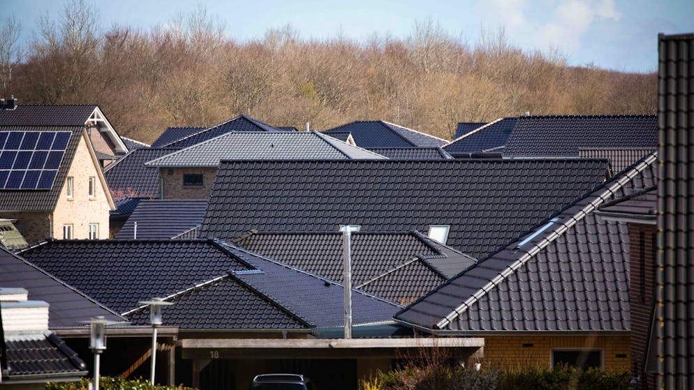 Emmentaler Dorf bemängelt «ortsfremde» Farbe. Orangerotes Balkongeländer muss umgestrichen werden