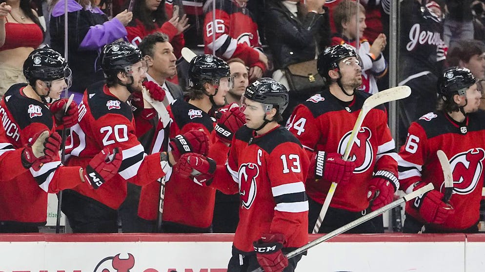 New Jerseys Captain  Nico Hischier lässt sich von seinen Teamkollegen feiern.