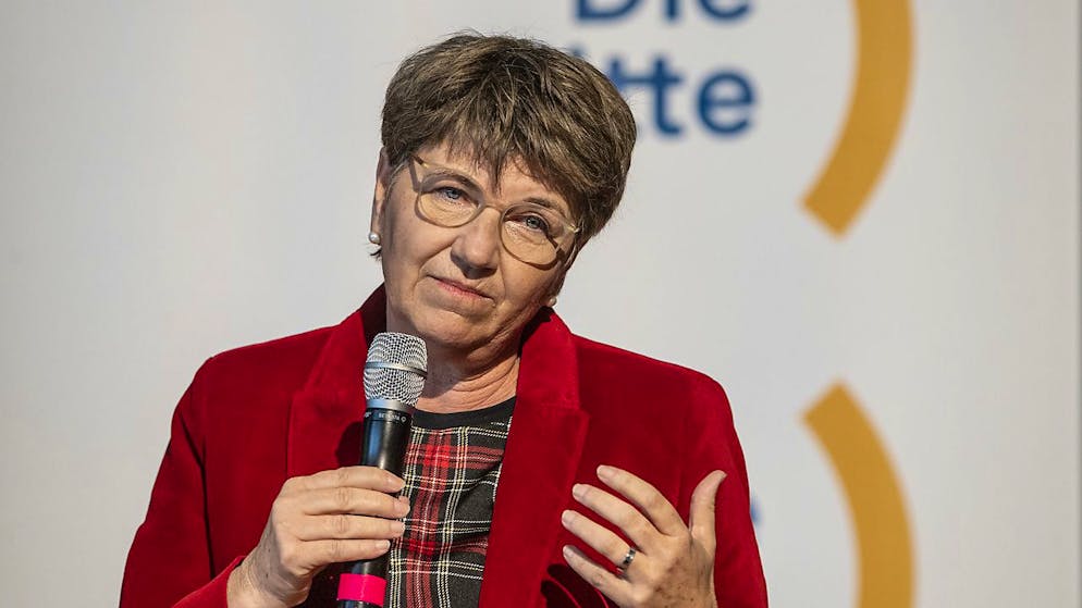 Mitte-Präsident Pfister ruft zur «Politik des Konsens» auf - Gallery. Verteidigungsministerin Viola Amherd blickte auf ein Jahr russischer Angriffskrieg zurück.