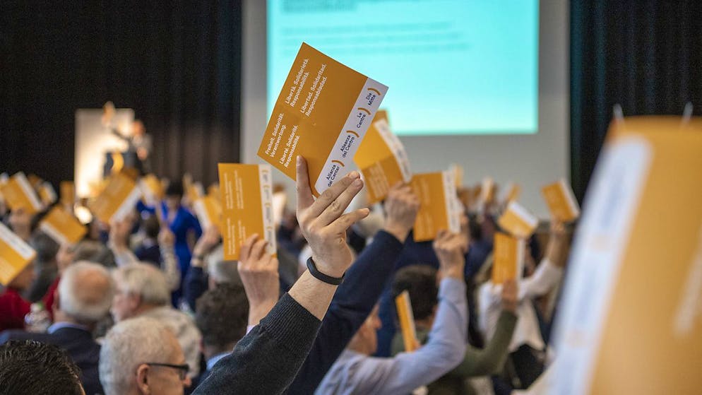 Mitte-Präsident Pfister ruft zur «Politik des Konsens» auf - Gallery. Einstimmigkeit bei den Mitte-Delegierte in Stans: Sie fassten zwei Ja-Parolen.