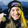 Jasmine Flury präsentiert ihre Gold-Medaille