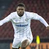 Zuerichs Aiyegun Tosin, links, spielt um den Ball mit YBs Lewin Blum, links, im Fussball Meisterschaftsspiel der Super League zwischen dem FC Zuerich und BSC Young Boys im Letzigrund, am Samstag, 25. Februar 2023 in Zuerich. (KEYSTONE/Ennio Leanza)