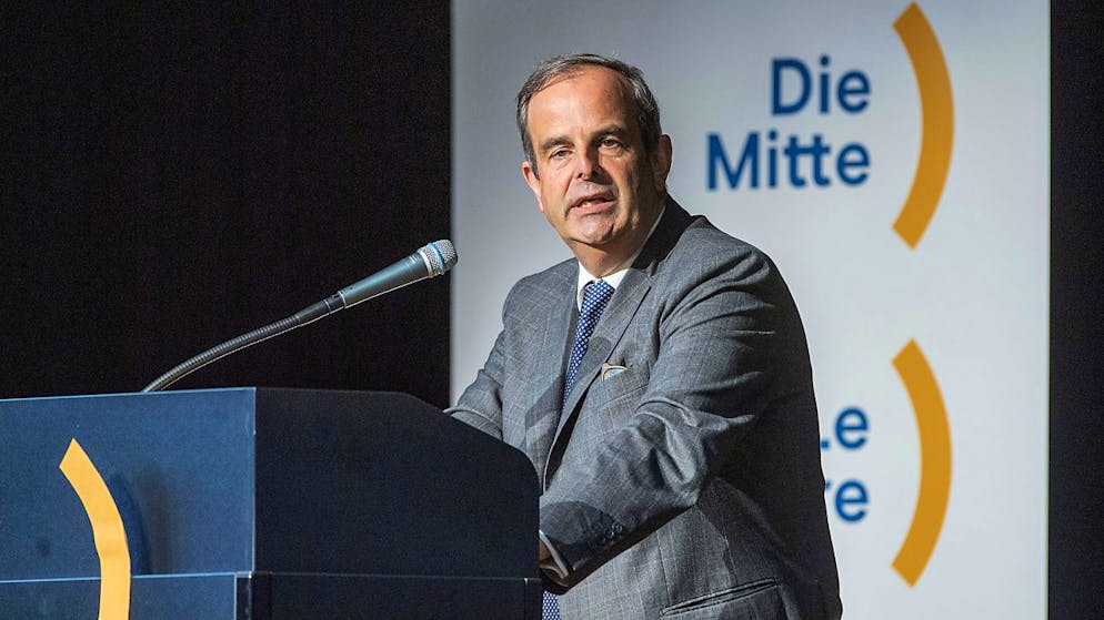 Mitte-Präsident Pfister ruft zur «Politik des Konsens» auf - Gallery. Mitte-Präsident Gerhard Pfister hielt an der DV in Stans eine Wahlkampfrede.