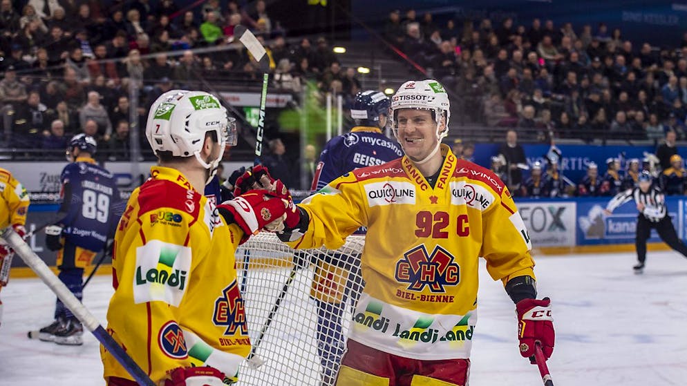 In Feierstimmung: Der formstarke EHC Biel um Captain Gaëtan Haas (re.) liegt zwei Runden vor Schluss nur noch zwei Punkte hinter Leader Genf-Servette