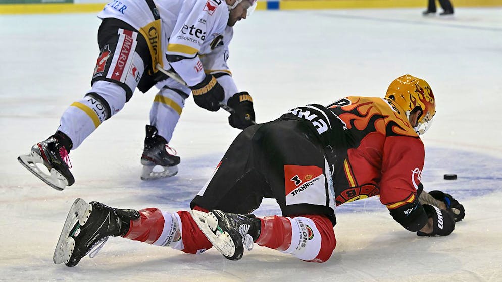 Ein Bild mit Symbolcharakter: Bern anscheinend nicht mehr erwünschter PostFinance-Topskorer Chris DiDomenico am Boden, Schlusslicht Ajoie mit Matteo Romanenghi eilt zum Sieg