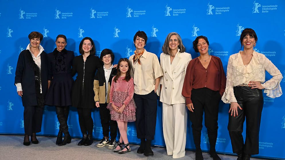 Die Crew mit Schauspielern und Produzenten kommt zum Photocall des Films "20.000 especies de abejas" (20,000 Species of Bees), der im Wettbewerb der Berlinale läuft. Die 73. Internationalen Filmfestspiele finden vom 16. - 26.02.2023 in Berlin statt. Foto: Philipp Znidar/dpa