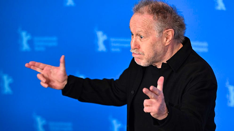 Nicolas Philibert, Regisseur, kommt zum Photo Call des Films «Sur l'Adamant» (On the Adamant), der im Wettbewerb der Berlinale läuft. Die 73. Internationalen Filmfestspiele finden vom 16. - 26.02.2023 in Berlin statt. Foto: Monika Skolimowska/dpa