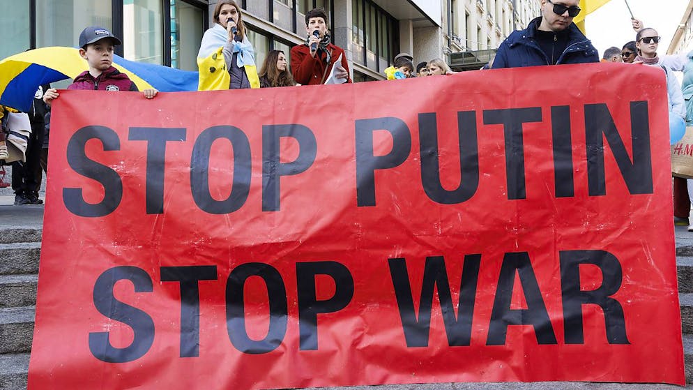Hunderte Menschen demonstrieren in Zürich und Genf für Frieden - Gallery. In Genf protestierten am Samstag rund 200 Menschen gegen den Krieg in der Ukraine. Vor einem Jahr hatte der russische Präsident Wladimir Putin den Befehl zum Überfall auf das südliche Nachbarland gegeben.