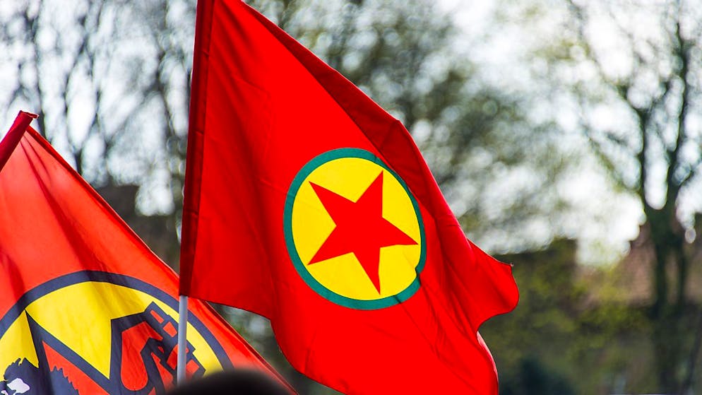 ARCHIV - Teilnehmer einer Demonstration von Kurden schwenken die Fahne der kurdischen Arbeiterpartei PKK. Foto: Lukas Schulze/dpa