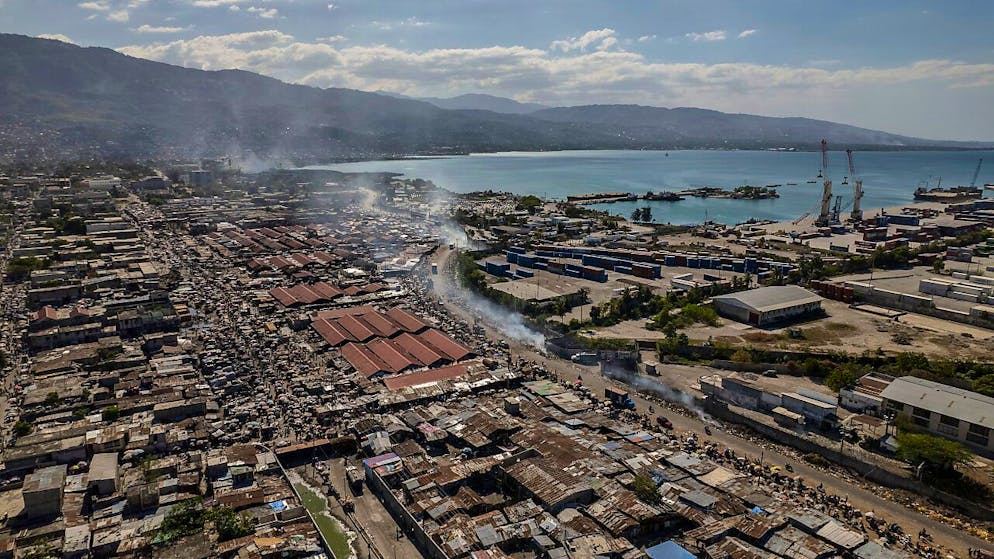 Luftaufnahme des Stadtteils La Saline in Haitis Hauptstadt Port-Au-Prince. Die Menschen in dem Karibikstaat leiden unter einer äußerst schlechten Sicherheits-, Versorgungs- und Gesundheitslage. Banden kämpfen mit brutalen Mitteln um Territorium. Foto: Fernanda Pesce/AP/dpa
