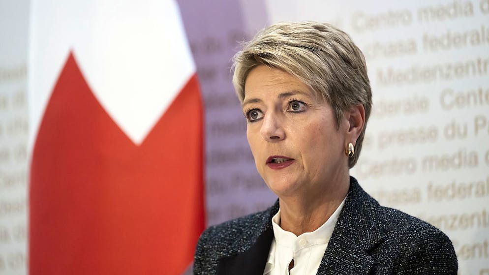 Das Finanzdepartement von Karin Keller-Sutter will auch Notare und Anwälte dem Geldwäschereigesetz unterstellen. Das Parlament hatte das bei der Revision dieses Gesetzes vor zwei Jahren noch verhindert. (Archivbild)