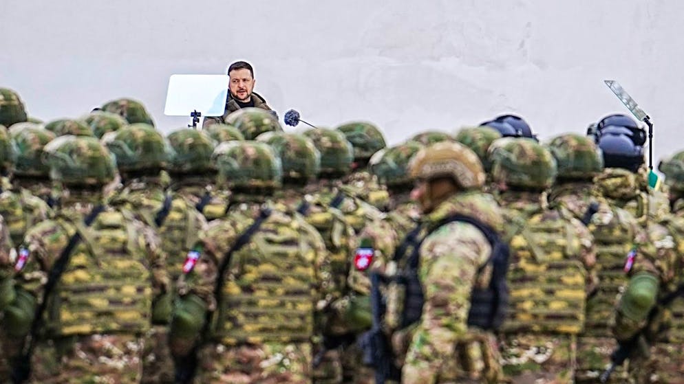 dpatopbilder - Der ukrainische Präsident Wolodymyr Selenskyj spricht bei einer Militärparade vor der Sophienkathedrale zu den Soldaten. Foto: Kay Nietfeld/dpa