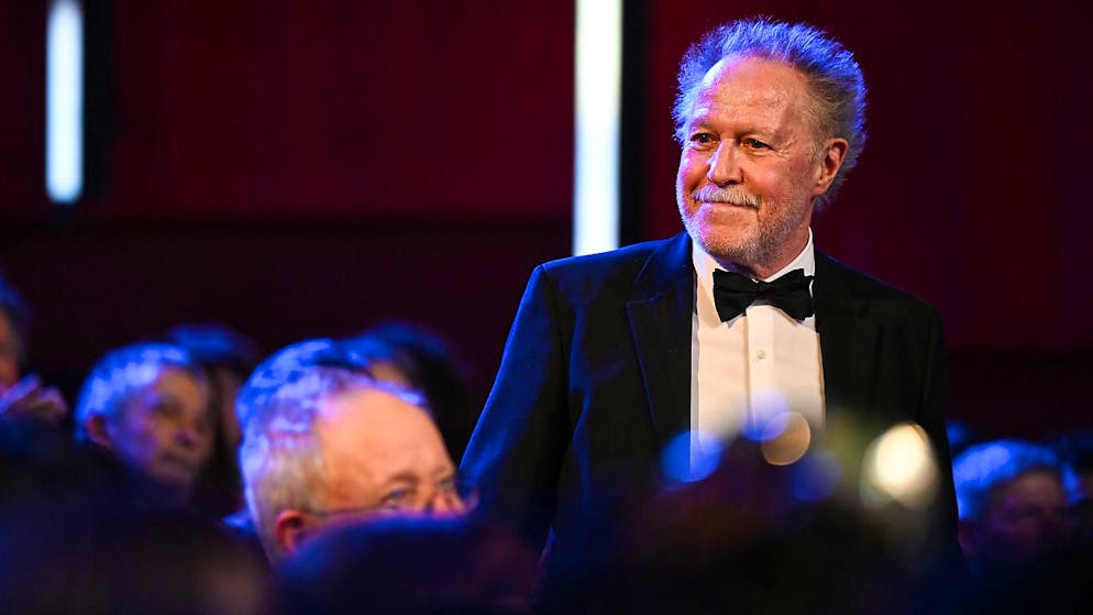 Nicolas Philibert, Regisseur des Dokumentarfilms «Sur l'Adamant» («On the Adamant»), erhält den Goldenen Bären für den Besten Film bei der Preisverleihung der Berlinale. Foto: Monika Skolimowska/dpa