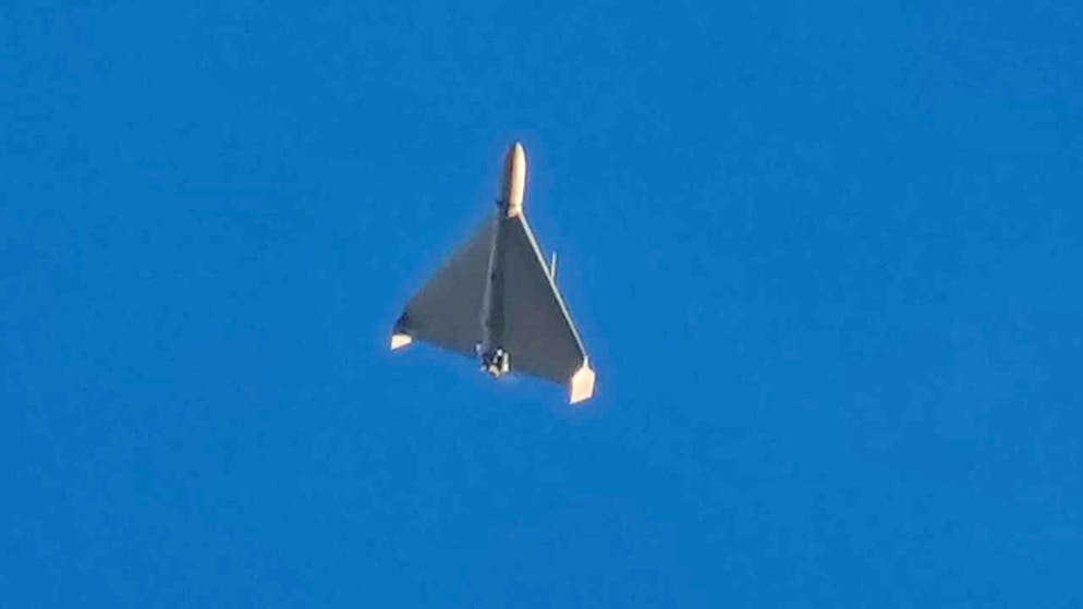 ARCHIV - Eine Drohne ist am Himmel über Kiew zu sehen. Dabei handelt es sich vermutlich um eine Kampfdrohne vom Typ Shahed 136 (Schahed 136) iranischer Bauart. Foto: Efrem Lukatsky/AP/dpa