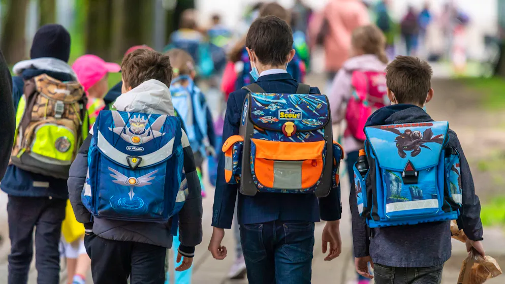 Während die Schule für die anderen Kinder schon begann, verlängerten Eltern im Aargau die Ferien ihres Sohnes eigenmächtig. Dafür müssen sie nun Busse zahlen. (Symbolbild)