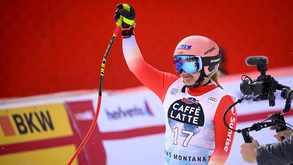 Aus der zweiten Reihe in die Top 10 - Gallery. Joana Hählen winkt den Fans in Crans-Montana zu