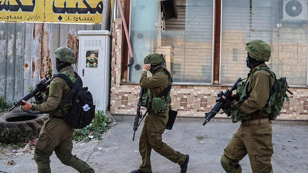 Israelische Sicherheitskräfte rücken am Ort eines Angriffs im Gebiet Huwara aus. Foto: Ilia Yefimovich/dpa