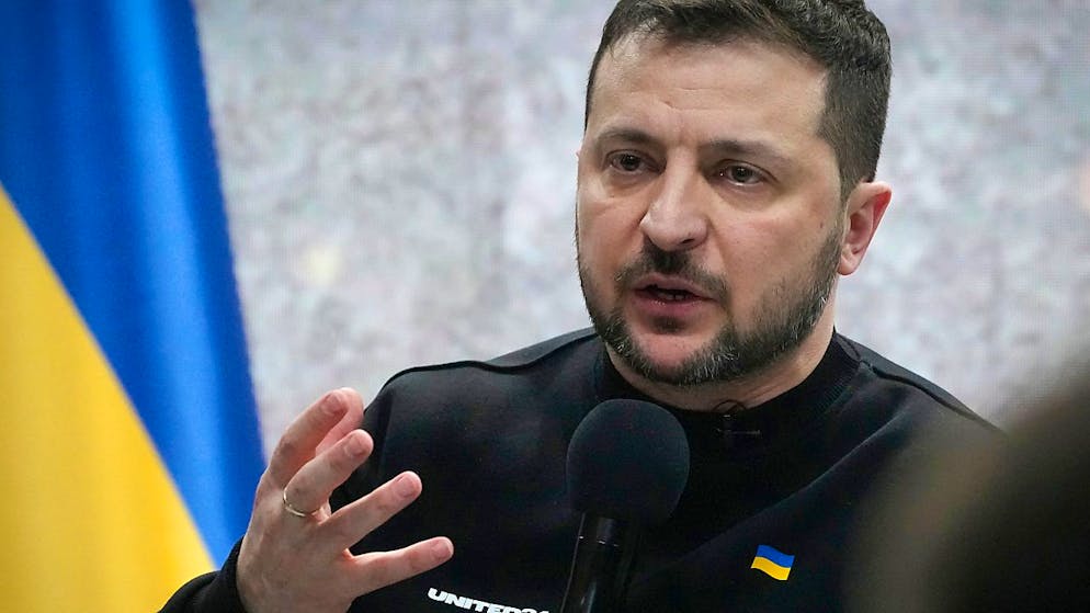 Ukraines Präsident Wolodymyr Selenskyj spricht während einer Pressekonferenz in Kiew. Foto: Efrem Lukatsky/AP/dpa