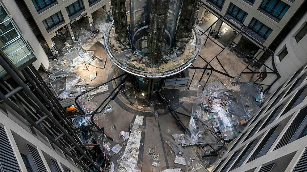 Nach dem Platzen des berühmten Grossaquariums in einem Berliner Hotel soll die dortige Lobby nach Angaben des Gebäudeeigentümers voraussichtlich Ende Februar freigeräumt sein. (Archivbild)