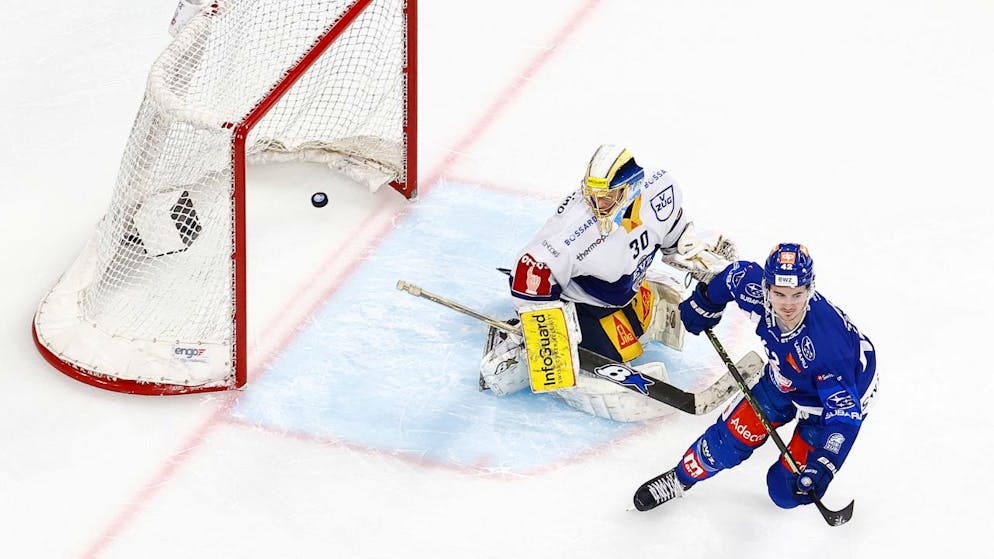 Matchwinner Alexandre Texier bezwingt den Zuger Goalie Leonardo Genoni.