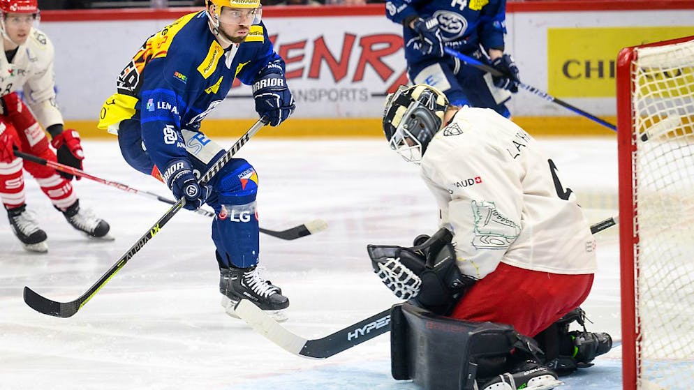 In den letzten 20 Minuten ein unüberwindbares Bollwerk: Lausannes finnischer Goalie Eetu Laurikainen stoppt auch Ambris PostFinance-Topskorer Michael Spacek.