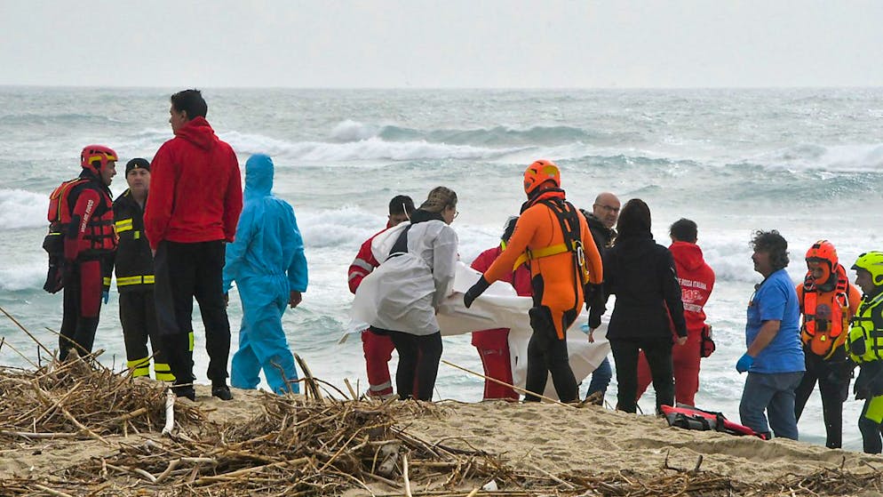 Bei einem Bootsunglück mit Migranten an der süditalienischen Küste sind Medienberichten zufolge mehrere Menschen ums Leben gekommen. Foto: Giuseppe Pipita/AP/dpa