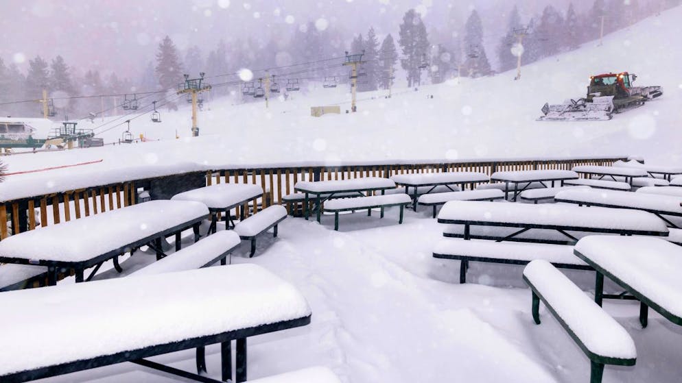 HANDOUT - Auf diesem vom Big Bear Mountain Resort zur Verfügung gestellten Foto wird im Hintergrund der Schnee im Resort geräumt. Ein heftiger Wintersturm hat Teile der USA lahmgelegt. Foto: Lee Stockwell/Big Bear Mountain Resort/AP/dpa - ACHTUNG: Nur zur redaktionellen Verwendung im Zusammenhang mit der aktuellen Berichterstattung und nur mit vollständiger Nennung des vorstehenden Credits