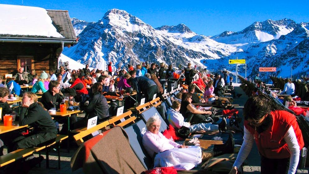 Sonnenhungrige geniessen Postkartenwetter auf der Terrasse der Tschuggenhütte oberhalb von Arosa GR. (Archiv)