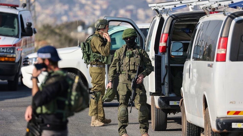 Israelische Sicherheitskräfte suchen nach einem Schusswechsel im Westjordanland nach dem Schützen. Foto: Ilia Yefimovich/dpa