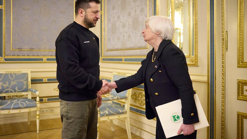 HANDOUT - Wolodymyr Selenskyj, Präsident der Ukraine, gibt Janet Yellen, Finanzministerin der USA, während ihres Treffens die Hand. Foto: -/Ukrainian Presidential Press Office/AP/dpa - ACHTUNG: Nur zur redaktionellen Verwendung und nur mit vollständiger Nennung des vorstehenden Credits