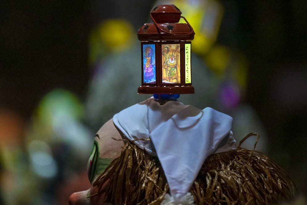 Basler Morgenstraich 2023. Nicht nur grosse Laternen leuchten am Morgenstraich: Kleine «Kopfladäärnli» auf den Larven sind das Erkennungsmerkmal der verschiedenen Cliquen. 