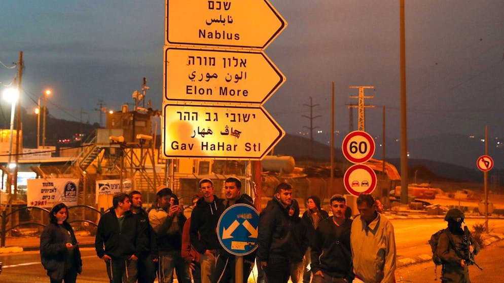 Israelische Siedler versammeln sich am Sonntagabend um nach Huwara im Westjordanland zu marschieren, wo zuvor zwei Israelis erschossen worden waren. 