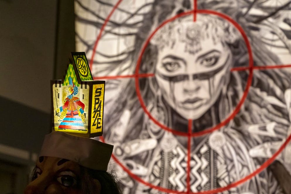 Basler Morgenstraich 2023. Auch die kulturelle Aneignung wird von mehreren Fasnachtscliquen auf ihren Laternen thematisiert.