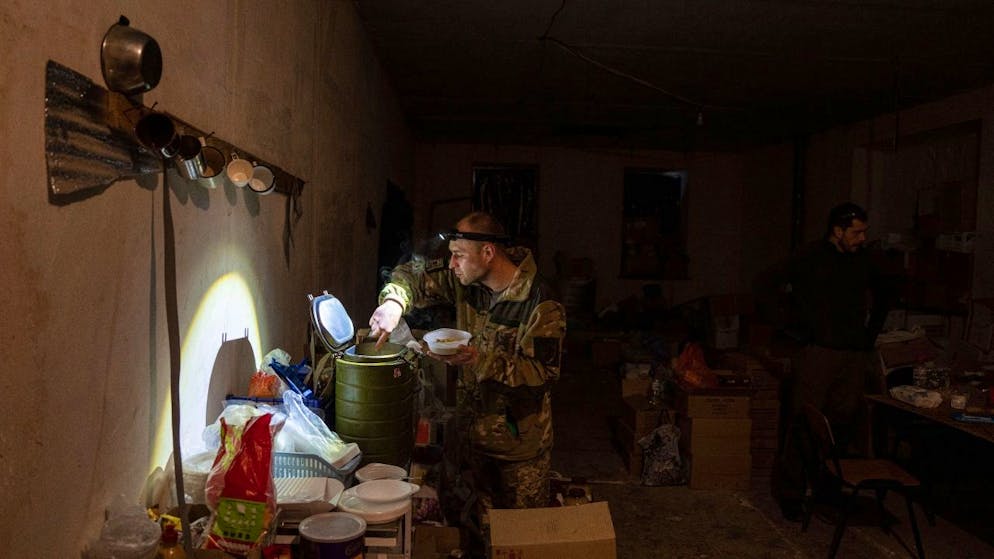 Ein ukrainischer Militärsanitäter in einem Feldlazarett nahe der Stadt Bachmut. Foto: Evgeniy Maloletka/AP/dpa