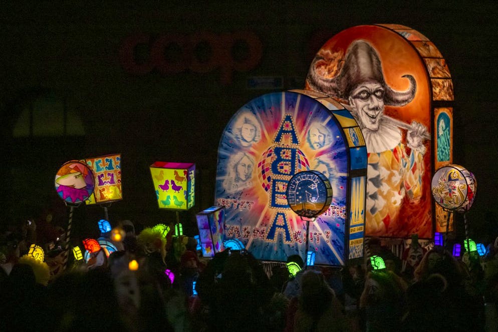 Basler Morgenstraich 2023. ... zum anderen hier. Musikalisch gesehen passen ABBA jedoch nicht zum Morgenstraich. Stattdessen geben Piccoloflöten und Trommeln den Ton an.