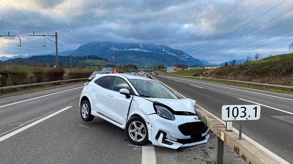 Der Lenker musste mit erheblichen Verletzungen in ein ausserkantonales Spital eingeliefert werden.