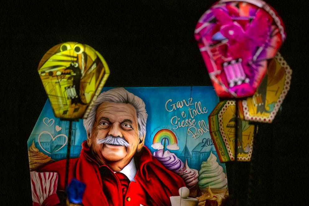 Basler Morgenstraich 2023. «Ganz e tolle siesse Bolle»: Das Konterfei eines Basler Stadtoriginals (danke für den Hinweis aus der Kommentarspalte) zieht durch die Basler Strassen. 