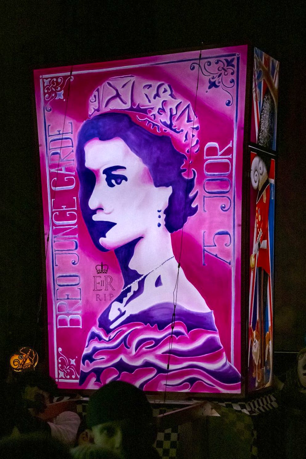 Basler Morgenstraich 2023. Auch der Tod von Queen Elizabeth II. thematisieren die Basler Fasnächtler auf einer Laterne.