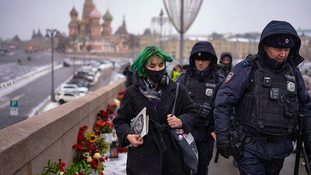 Polizisten führen eine junge Frau in der Nähe des Ortes ab, an dem der russische Oppositionsführer Boris Nemzow vor acht Jahren erschossen wurde. Foto: Alexander Zemlianichenko/AP/dpa