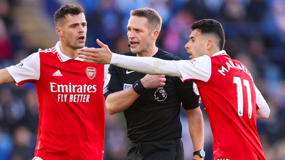 Granit Xhaka (links) und Martinelli versuchen den Schiedsrichter umzustimmen – ohne Erfolg.