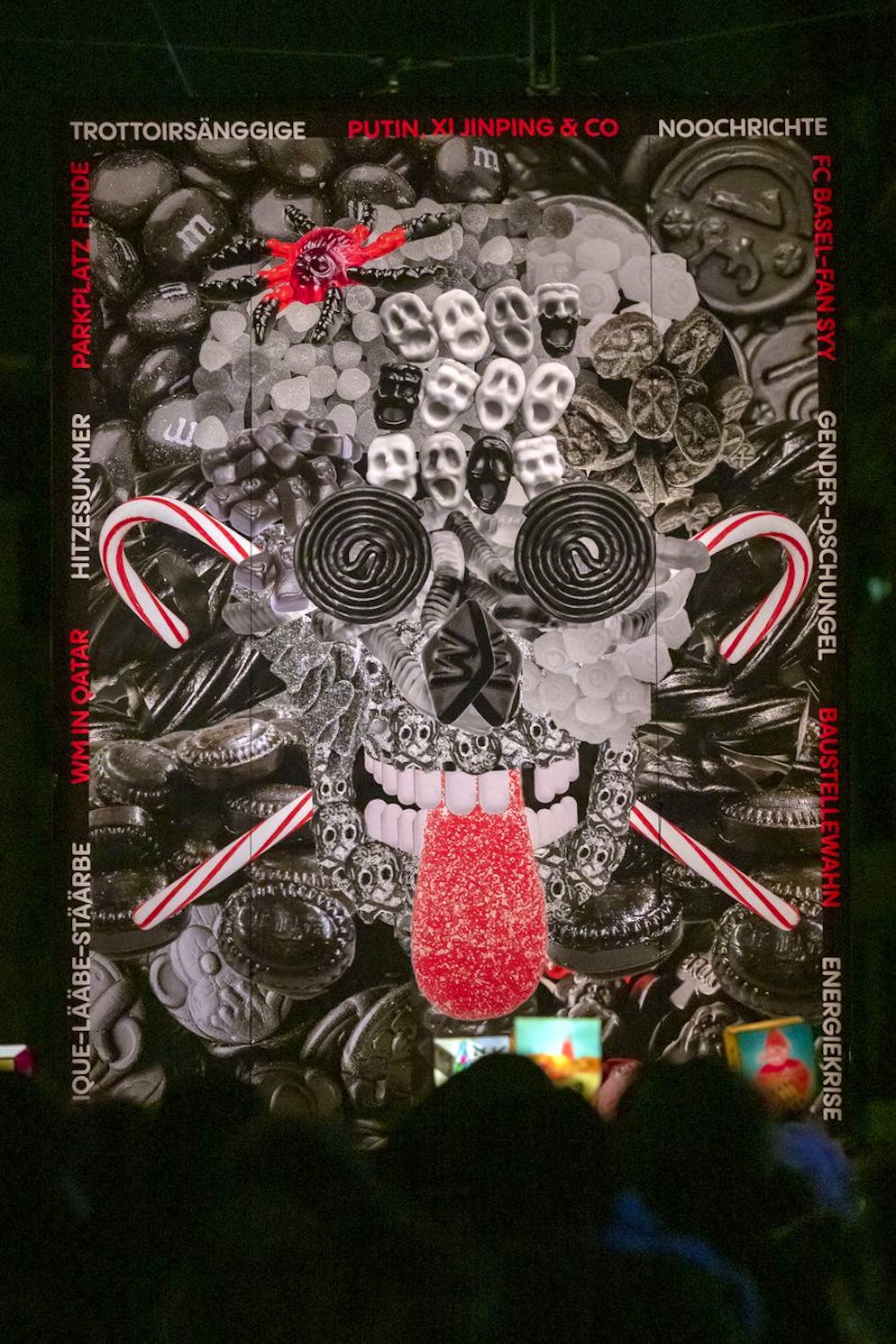 Basler Morgenstraich 2023. «Gender-Dschungel», «WM in Qatar», «Putin»: Auf dieser Laterne werden gefühlt alle Themen, die im letzten Jahr in den Schlagzeilen waren, abgedeckt. 