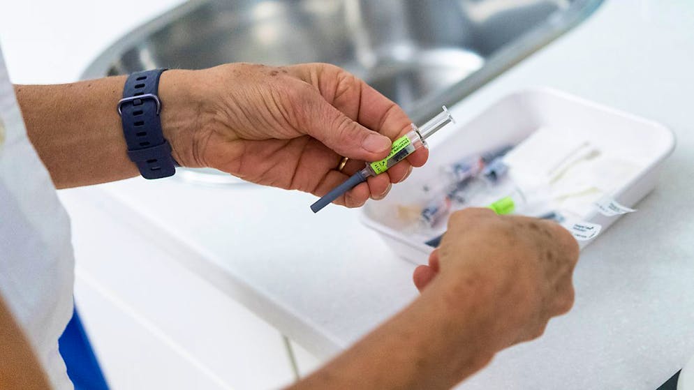 Die letzten zwei Solothurner Impfzentren schliessen Ende März. Arztpraxen und bestimmte Apotheken werden danach Covid-19-Impfungen anbieten. (Symbolbild)