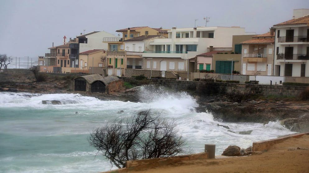 Wellen treffen bei stürmischem Wetter bei Can Picafort ans Ufer. Für die nächsten Tage wird Regen mit niedrigen Temperaturen erwartet. Foto: Clara Margais/dpa