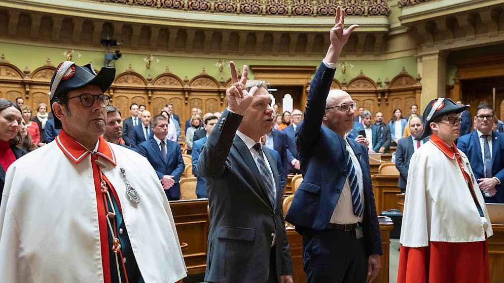 Die neuen Nationalräte Andreas Meier (Mitte/AG) (links) und Manfred Bühler (SVP/BE) legen ihren Amtseid ab.