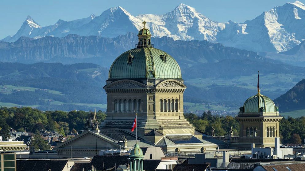 Das Bundeshaus vor den Berner Alpen mit Eiger, Mönch und Jungfrau. (Archivbild)