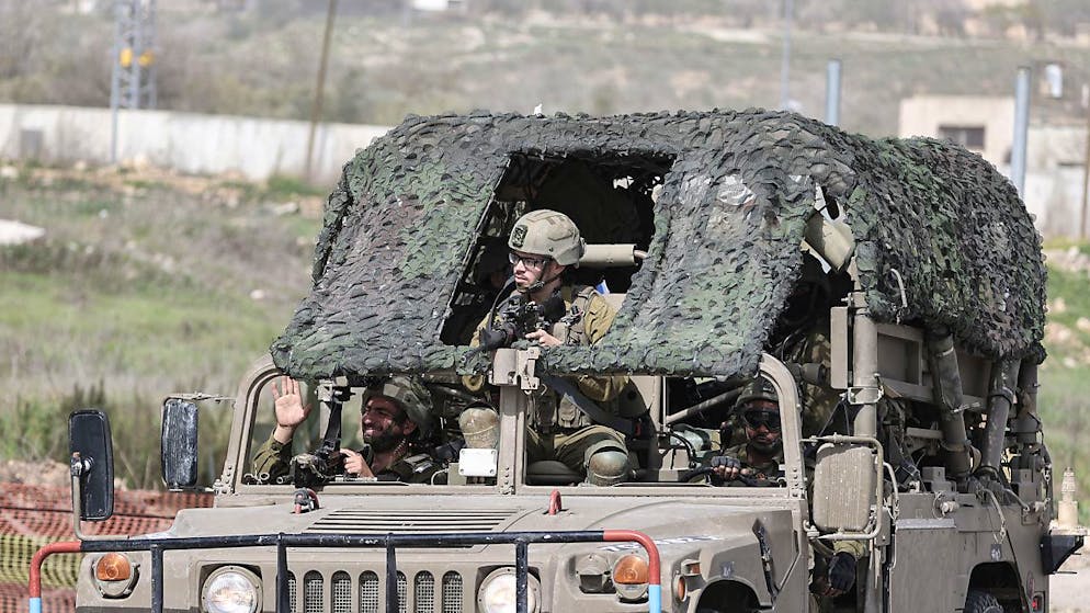Israelische Soldaten sind in der Stadt Huwara im Einsatz. Nach einem tödlichen Anschlag auf zwei Israelis im nördlichen Westjordanland ist es dort am Sonntag zu schweren Ausschreitungen israelischer Siedler gekommen, Autos und Häuser wurden in Brand gesetzt. Foto: Ilia Yefimovich/dpa