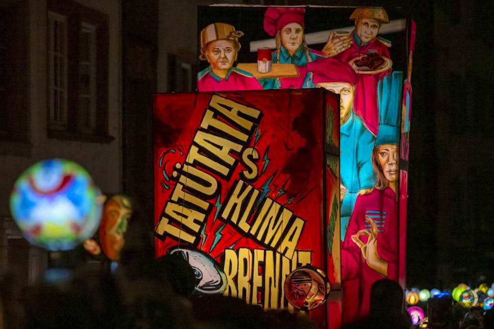 Basler Morgenstraich 2023. Die Sujets auf den Laternen spielen meistens auf aktuelle oder erst kürzlich vergangene Ereignisse an. Rund 60 verschiedene Formationen wählten in diesem Jahr die Klimaproblematik als Thema. 